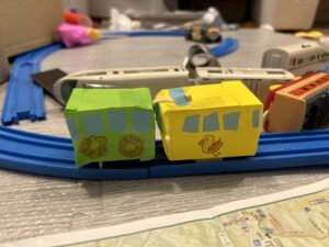 弟のために作った、レールに乗る折り紙列車。