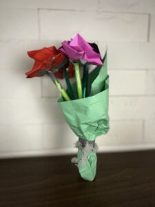私に作ってくれた、花束。すべて折り紙でできてる。