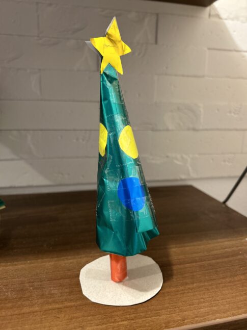 キラキラ折り紙で作った、クリスマスツリー。どうやって立っているでしょうか？