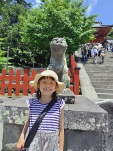 狛犬と写真を撮るのが趣味な8歳