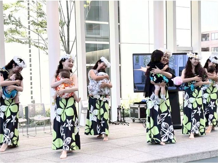 横浜市役所のアトリウムにて