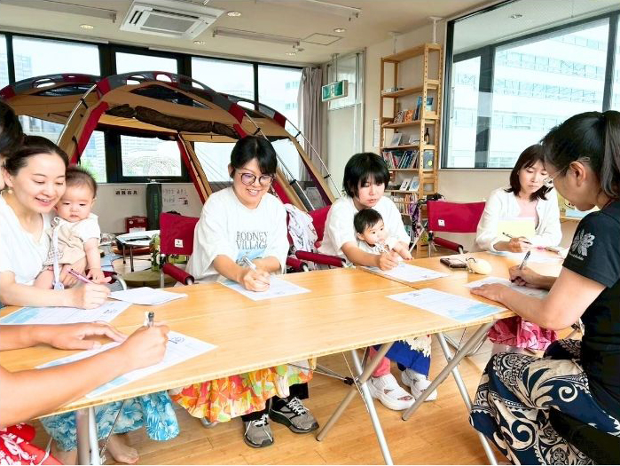 ペンも持つマザーたち