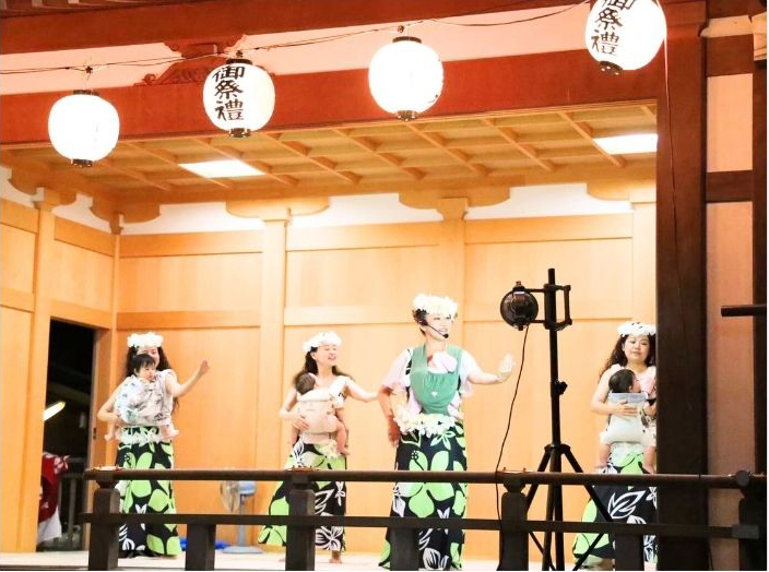 神社の神楽殿で舞う